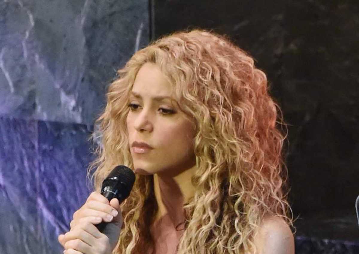 H Shakira τραγουδάει το Imagine!