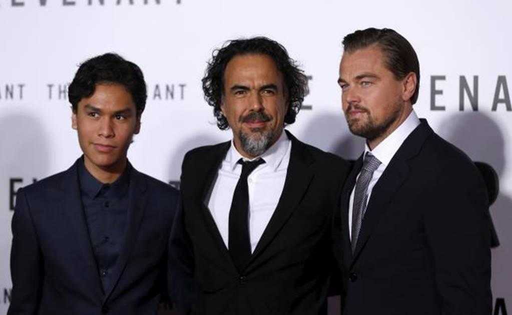 Alejandro Gonzalez Inarritu (C) poses with cast members Leonardo DiCaprio (R) and Forrest Goodluck at the premiere of 