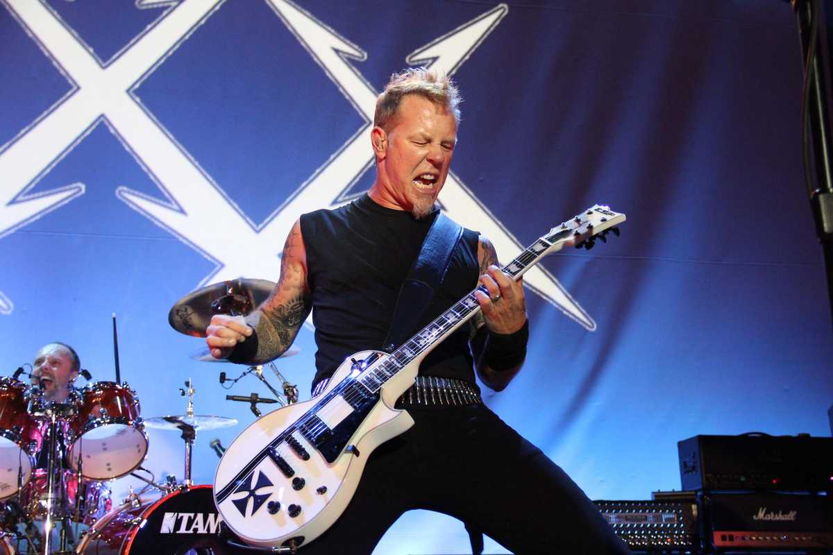 Ο James Hetfield των Metallica είναι καλά μετά την πτώση του σε συναυλία