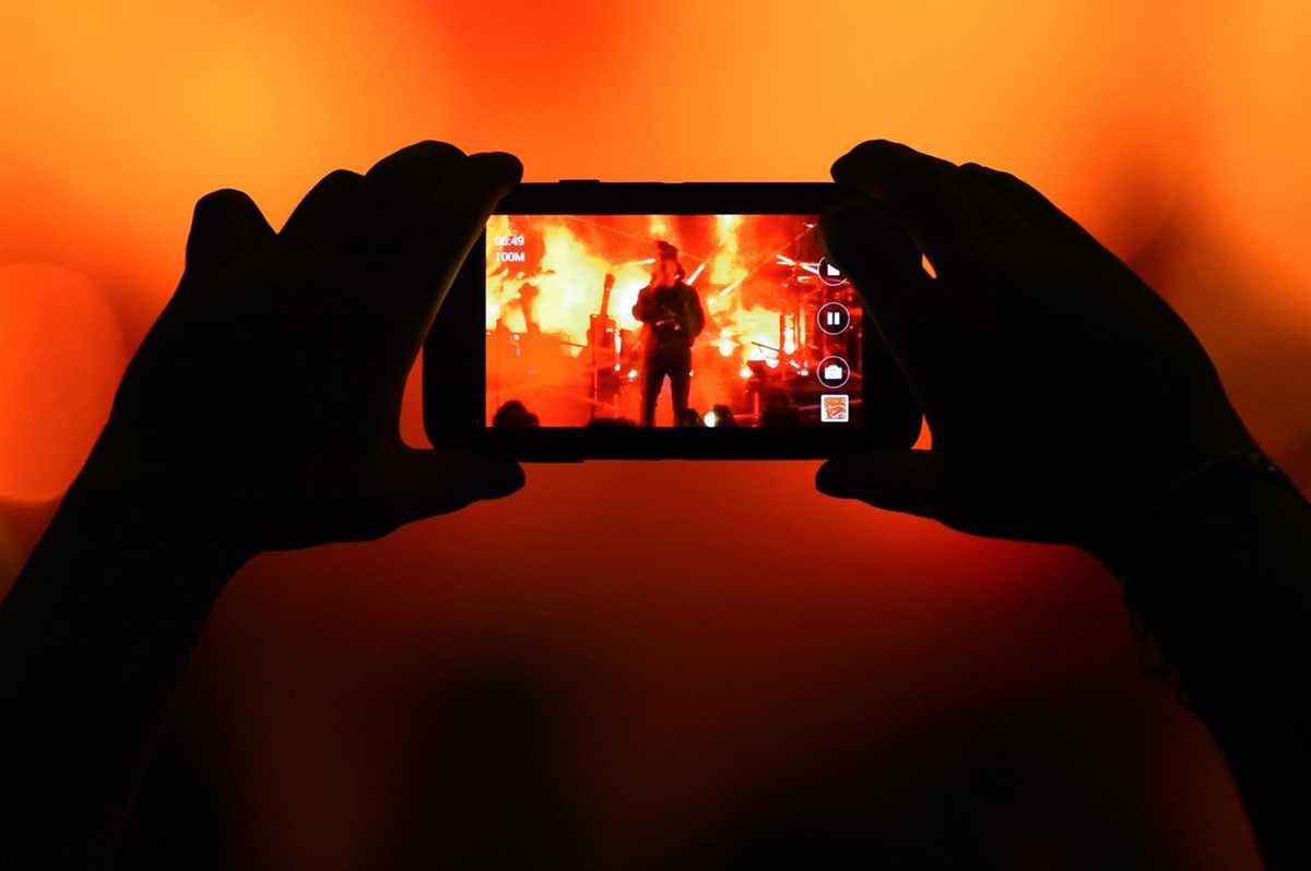Διλήμματα: Βιντεοσκόπηση συναυλιών με τα κινητά μας ή απαγόρευση τους;