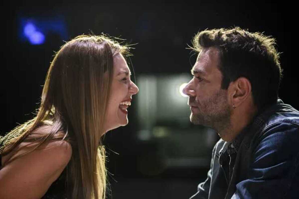 thelo na sou kratao to heri (1)