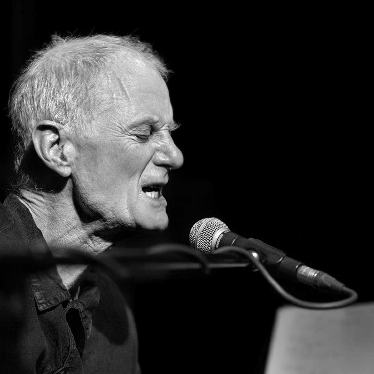 O Peter Hammill σε μια από τις σπάνιες εμφανίσεις του στην Αθήνα!
