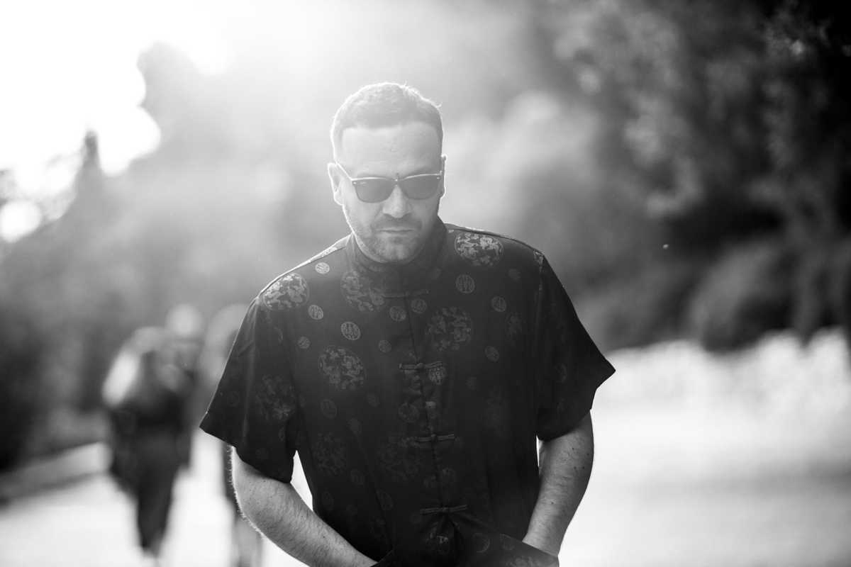 Ο Vassilikos με μπάντα από εξαιρετικούς μουσικούς στο Gazarte Roof Stage