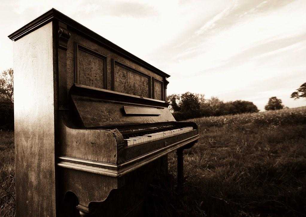 abandoned_piano